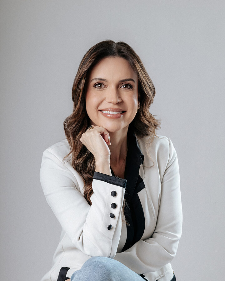 Retrato da Dra. Carolina Isac Cecílio, dermatologista responsável pela Clínica Pelle, em Palmas - TO